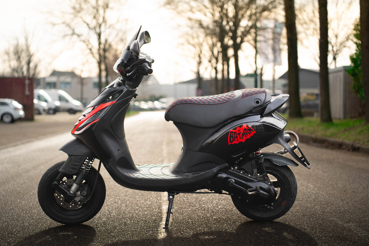 Fenom Zadelhoes Alcantara Look Rood Piaggio Zip
