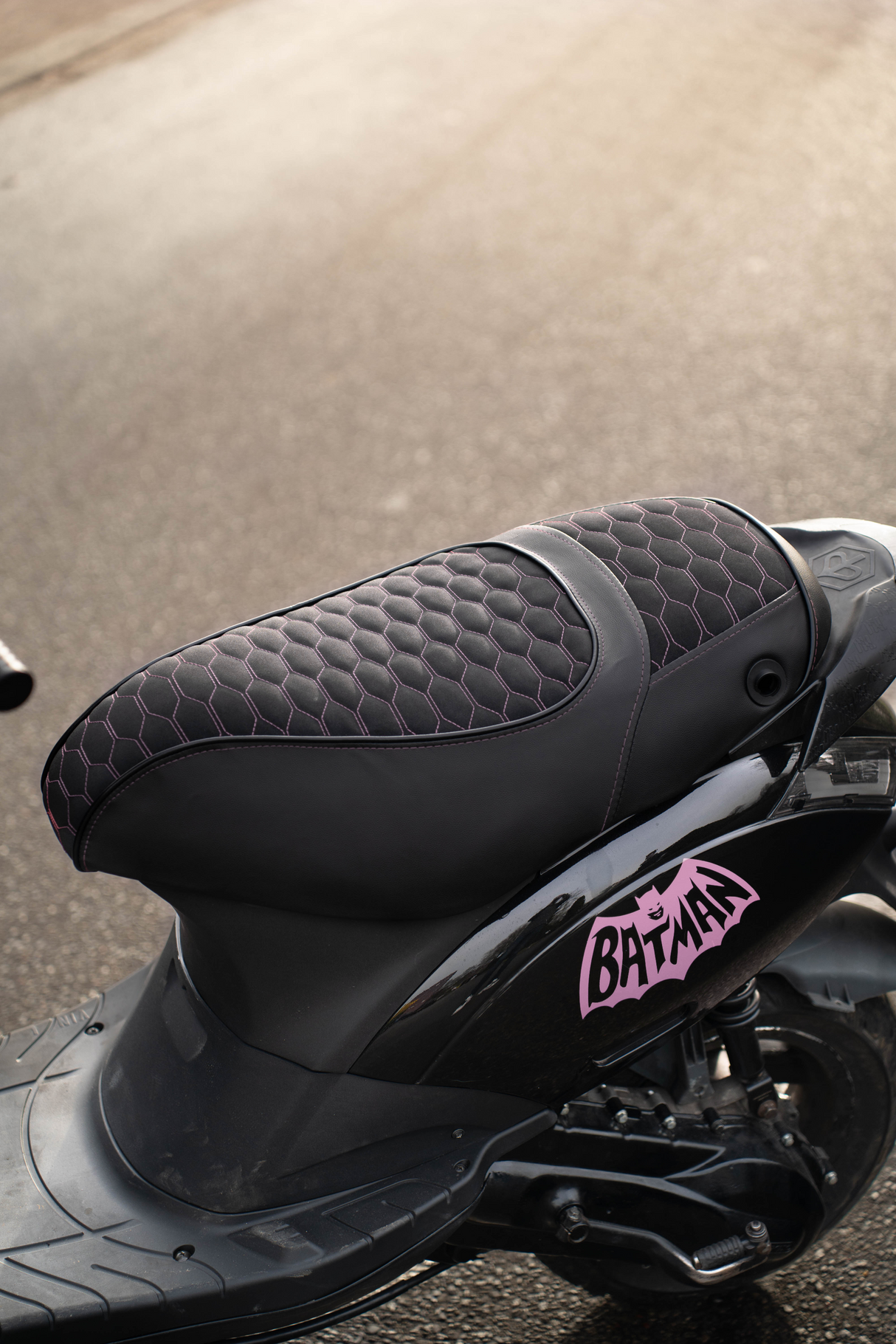 Fenom Zadelhoes Alcantara Look Roze Piaggio Zip