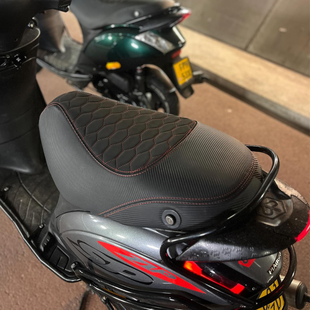 Sitzbezug Alcantara und Carbon Piaggio Zip Schwarz/Rot Custom